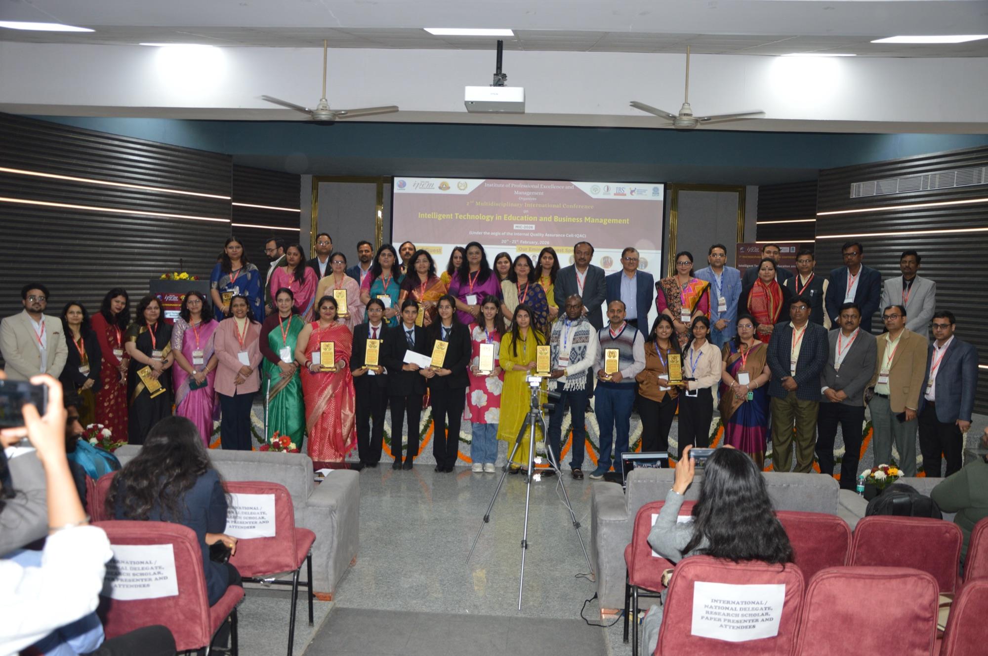 Delegates, faculty and the organising committee at the closing group photograph.